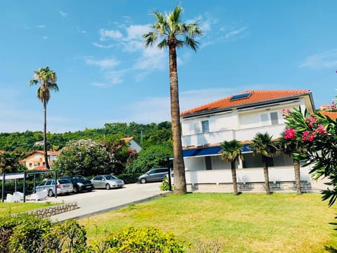 Property building, Neighbourhood, Garden, Balcony/Terrace, Balcony/Terrace, Parking