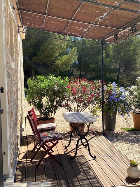 Patio, Dining area, Garden view