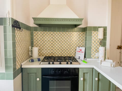 Kitchen or kitchenette, pet friendly, stove