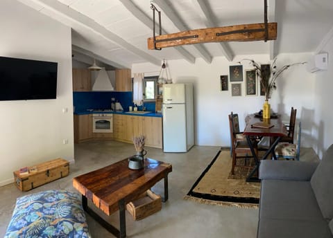 Kitchen or kitchenette, Seating area, Dining area