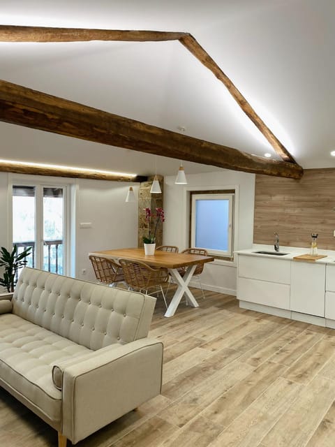 Kitchen or kitchenette, Seating area