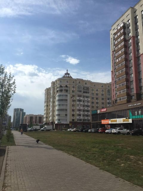 Day, Neighbourhood, City view, Street view, Location, Parking
