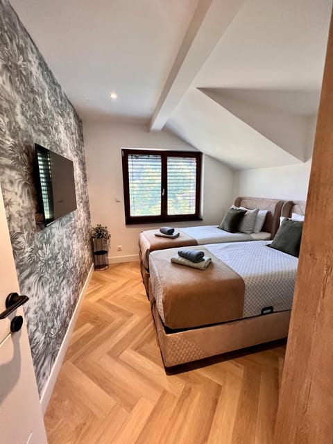 Bed, TV and multimedia, Evening entertainment, Bedroom