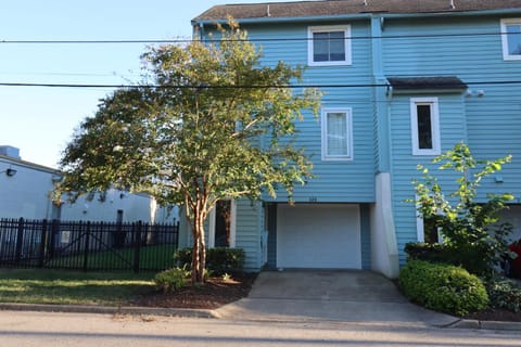 Property building, Facade/entrance, Street view, Parking