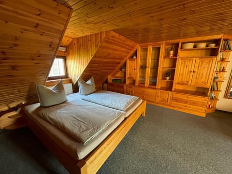 Bed, Photo of the whole room, storage