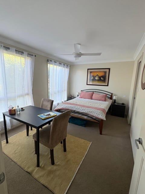 Bed, Photo of the whole room, Seating area