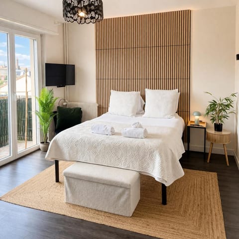 Bed, TV and multimedia, Photo of the whole room, Seating area, Bedroom, towels