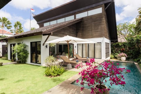Property building, Patio, Garden view, Pool view, Swimming pool, sunbed
