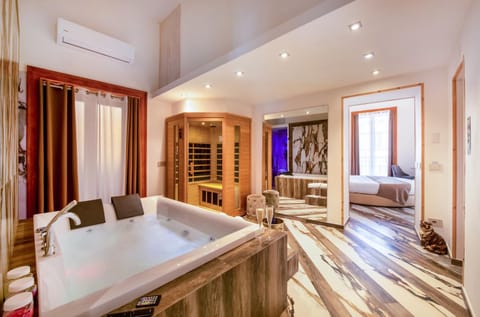 Hot Tub, Sauna