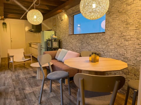 Coffee/tea facilities, Kitchen or kitchenette, Living room, Dining area, minibar