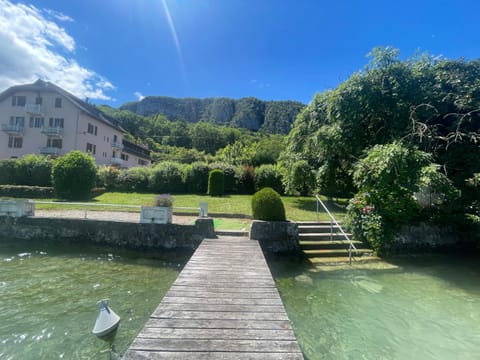 Rare 2 bedroom with private beach on Lake Annecy Apartment in Doussard