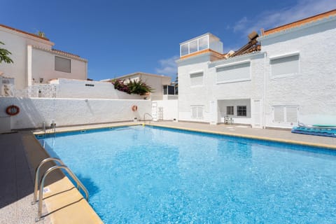 Property building, Swimming pool, sunbed