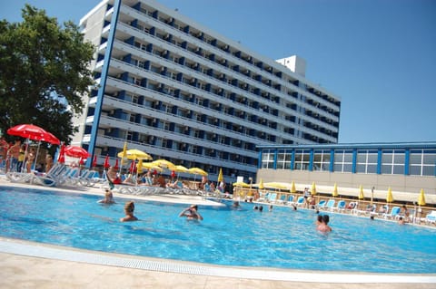 Property building, Restaurant/places to eat, Facade/entrance, Day, People, Pool view, Swimming pool, group of guests, sunbed