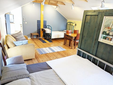 Bed, Living room, Photo of the whole room, Seating area, Dining area, Bedroom