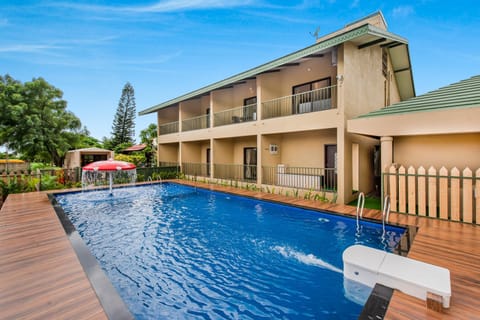 Property building, Patio, Day, Garden, View (from property/room), Balcony/Terrace, Living room, Seating area, Garden view, Pool view, Area and facilities, Swimming pool, Swimming pool, Parking, towels, kitchen, air conditioner