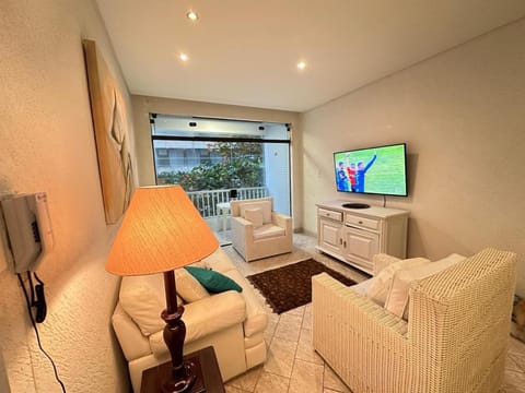 Communal lounge/ TV room, TV and multimedia, Living room, Seating area