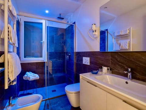 Shower, Toilet, Bathroom, towels