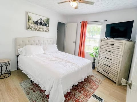 The Cozy Retreat - 3BR - Sleeps 7 - Near Greenville House in South Carolina