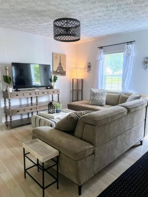 The Cozy Retreat - 3BR - Sleeps 7 - Near Greenville House in South Carolina