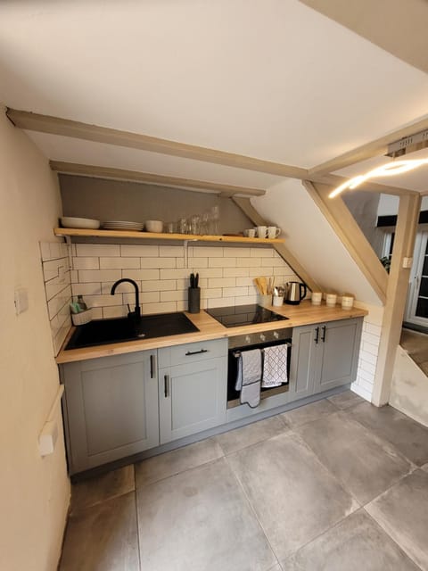 Kitchen or kitchenette, pet friendly, stove