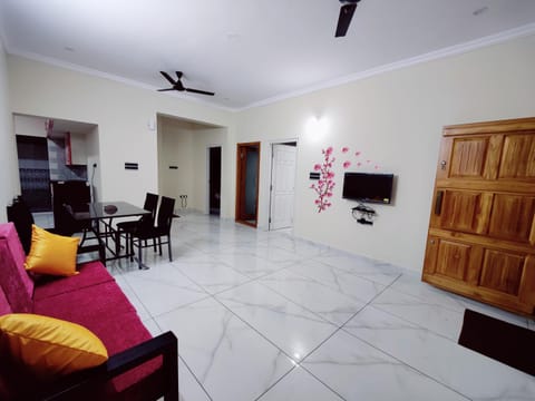 TV and multimedia, Living room, Seating area, Dining area