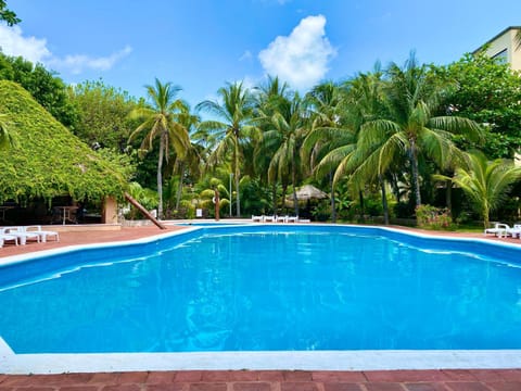 Swimming pool