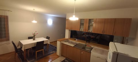 Kitchen or kitchenette, pet friendly, stove