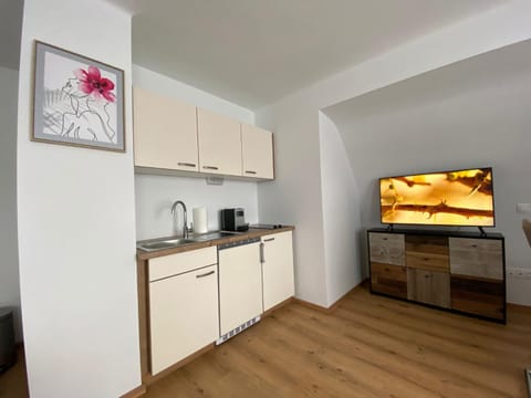 TV and multimedia, Coffee/tea facilities, Kitchen or kitchenette
