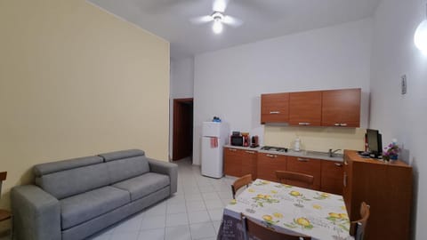 Kitchen or kitchenette, Photo of the whole room, Seating area