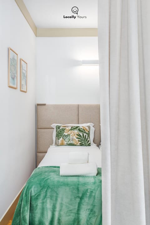 Bed, Photo of the whole room, Decorative detail, Bedroom, towels