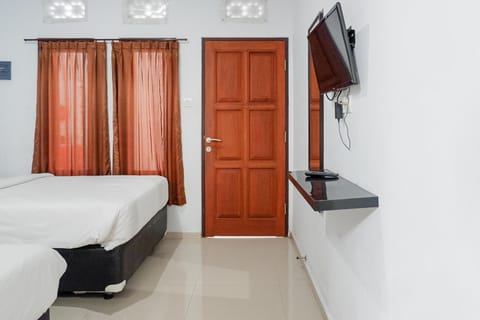 Bed, TV and multimedia, Bedroom