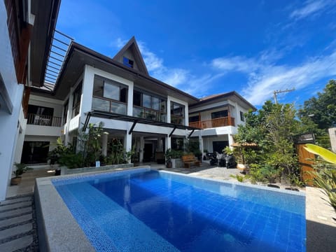 Property building, Day, Pool view, Swimming pool, sunbed