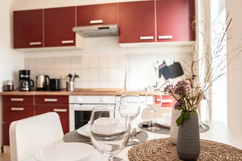 Coffee/tea facilities, Kitchen or kitchenette, stove, toaster