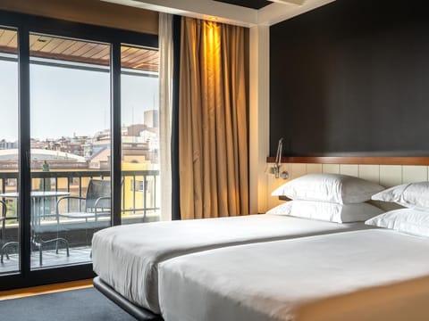 Bed, Photo of the whole room, City view
