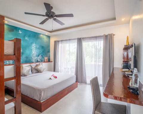 Bed, TV and multimedia, Photo of the whole room, Bedroom