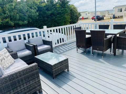 Shell Beach Holiday Home Mersea Coopers Beach Campground/ 
RV Resort in Mersea Island