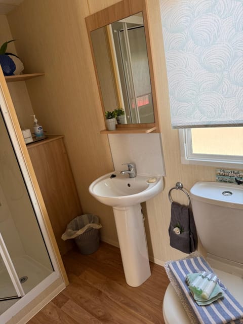 Shell Beach Holiday Home Mersea Coopers Beach Campground/ 
RV Resort in Mersea Island