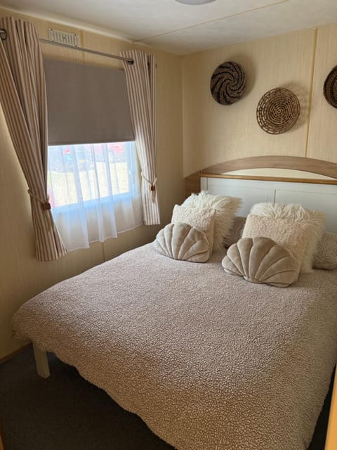 Shell Beach Holiday Home Mersea Coopers Beach Campground/ 
RV Resort in Mersea Island