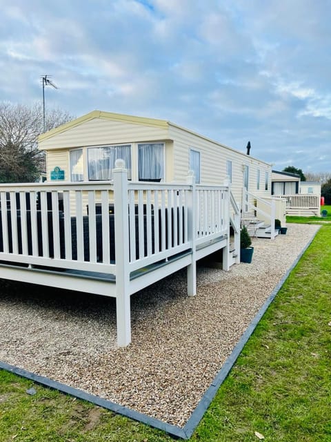 Shell Beach Holiday Home Mersea Coopers Beach Campground/ 
RV Resort in Mersea Island