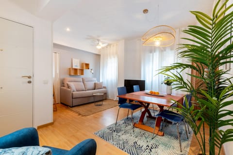 TV and multimedia, Living room, Seating area, Dining area
