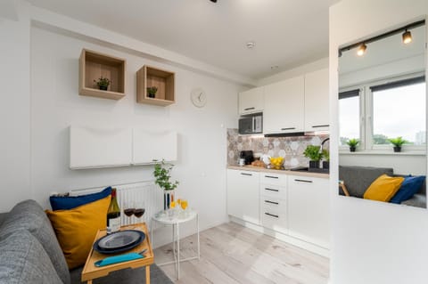 Kitchen or kitchenette, Seating area, stove