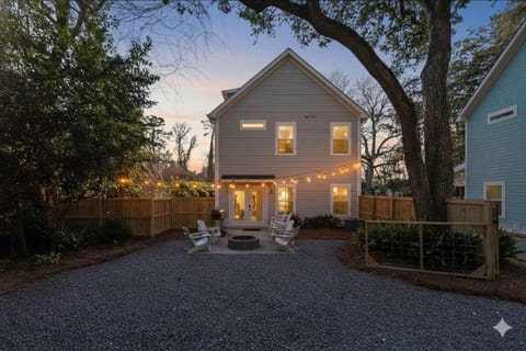 The Cozy Vibes-6 beds-Fenced in Backyard House in Mount Pleasant