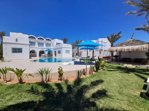 Property building, Patio, Spring, Day, Garden, Garden, Garden view, Garden view, Pool view, Swimming pool, sunbed