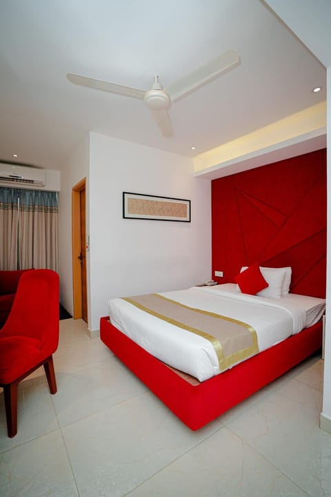 Bed, Photo of the whole room, Seating area, Bedroom, air conditioner