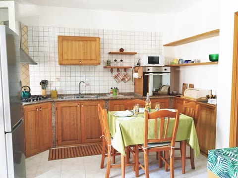 Kitchen or kitchenette, Dining area, minibar, stove