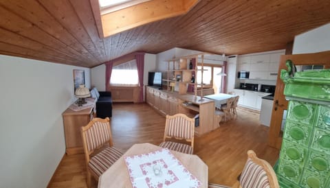 Kitchen or kitchenette, Living room, Seating area, Dining area