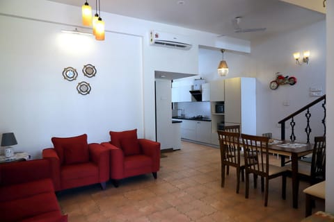 Kitchen or kitchenette, Living room, Dining area, minibar, pet friendly, stove, air conditioner