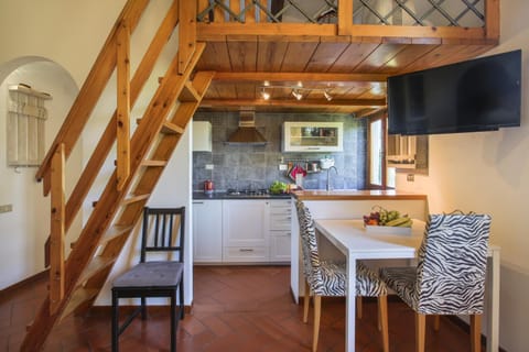 TV and multimedia, Kitchen or kitchenette, Dining area, stove