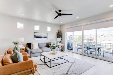 Midway to Heaven! BRAND NEW 5 bed 4.5 bath, HOTTUB House in Midway