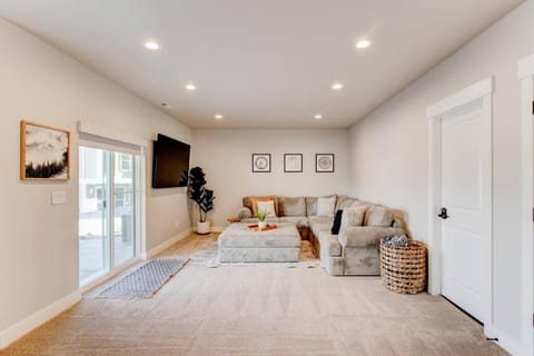 Midway to Heaven! BRAND NEW 5 bed 4.5 bath, HOTTUB House in Midway